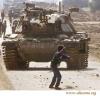 Child Faces Tank طفل يواجه دبابة